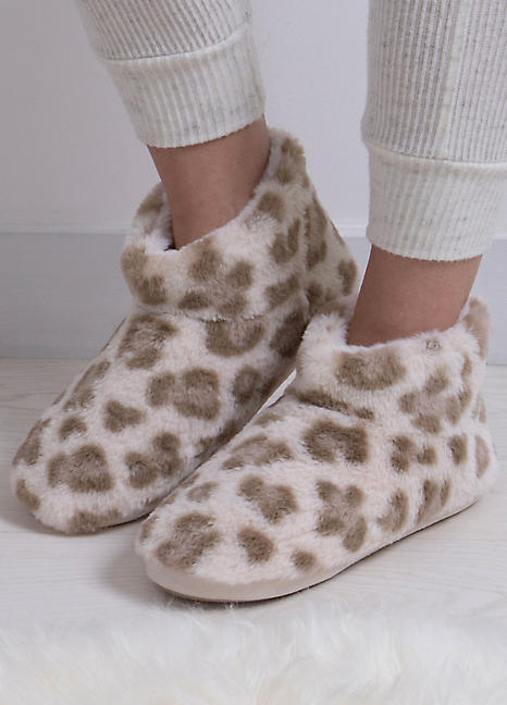 Isotoner leopard hot sale print slippers